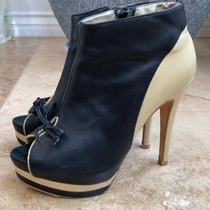 Pelle Moda ankle platform heel size 6M